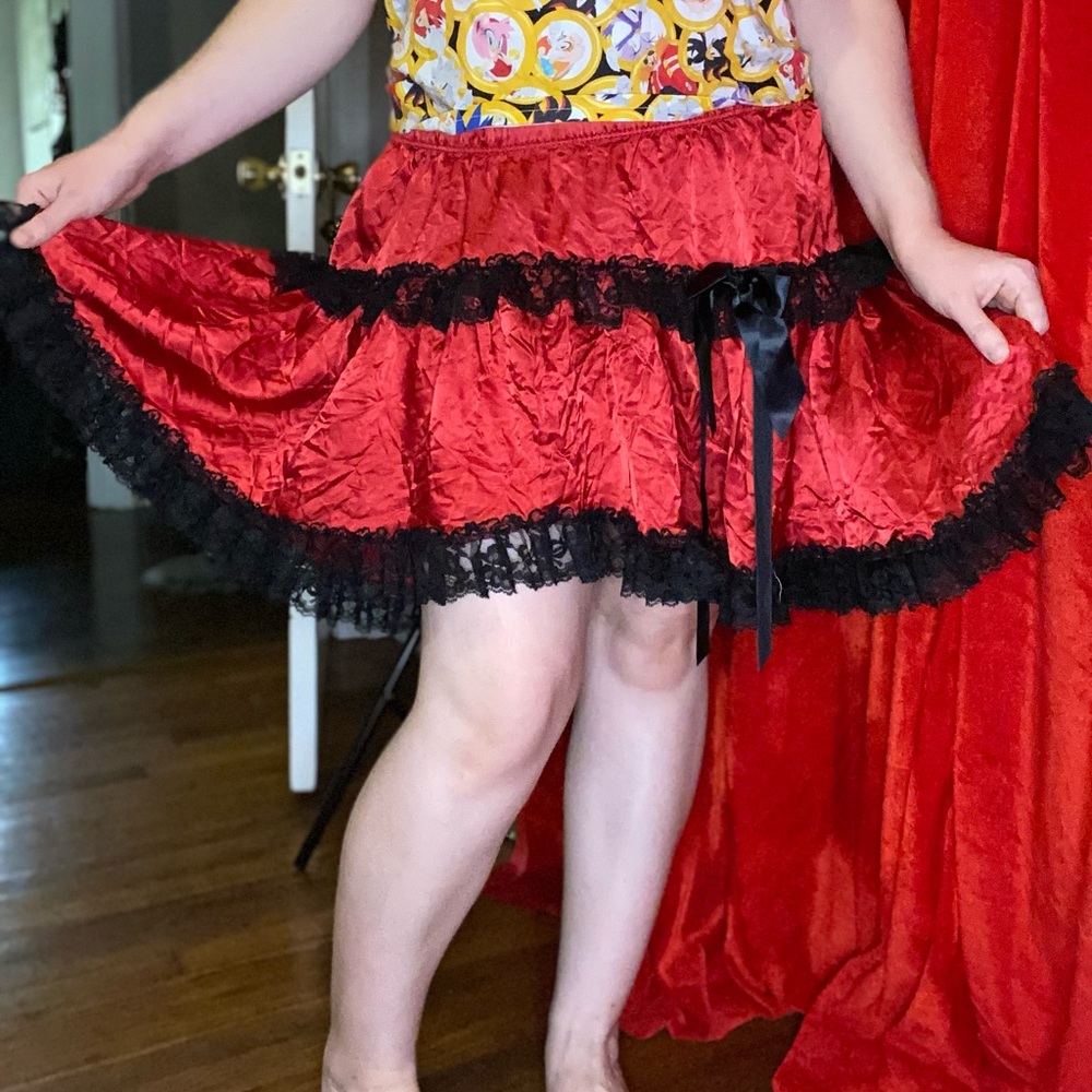 ❤️Silk red skirt with black lace trim❤️